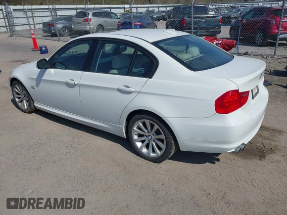 2011 BMW 3 Series 328i xDrive z VIN WBAPK5G52BNN51640, wystawiony jako IAAI lot #42017674 z przebiegiem Nie podano mil oraz . Historia ofert i sprzedaży dostępna na DreamBid. Obrazek 3.
