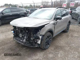 2025 Kia Sorento X-Line SX Prestige z VIN 5XYRKDJF9SG329417, wystawiony jako IAAI lot #41860763 z przebiegiem 1 753 mil mil oraz . Historia ofert i sprzedaży dostępna na DreamBid. Obrazek 23.