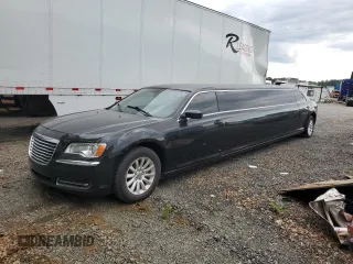 2014 Chrysler 300 z VIN 2C3CCAAG2EH132657, wystawiony jako Copart lot #56208045 z przebiegiem 85 232 mil mil oraz Czysty tytuł • Clean title. Historia ofert i sprzedaży dostępna na DreamBid. Obrazek 1.