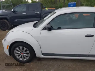 2017 Volkswagen Beetle Fleet с VIN 3VWF17AT4HM626004, выставлен на аукционе IAAI как лот 42147504 с пробегом 67 929 миль миль и . История ставок и продаж доступна на DreamBid. Изображение 14.