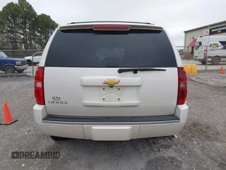 2014 Chevrolet Tahoe LTZ z VIN 1GNSCCE05ER101331, wystawiony jako IAAI lot #41793150 z przebiegiem 177 769 mil mil oraz . Historia ofert i sprzedaży dostępna na DreamBid. Obrazek 16.
