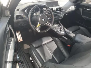 2018 BMW M2 z VIN WBS1J5C59J7B70349, wystawiony jako Copart lot #85573834 z przebiegiem 47 128 mil mil oraz Szkoda całkowita • Salvage title. Historia ofert i sprzedaży dostępna na DreamBid. Obrazek 8.
