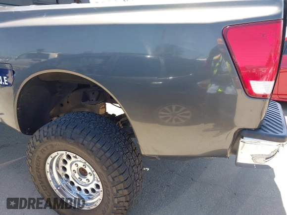 2006 Nissan Titan XE z VIN 1N6AA06B06N551578, wystawiony jako IAAI lot #42403828 z przebiegiem 143 420 mil mil oraz . Historia ofert i sprzedaży dostępna na DreamBid. Obrazek 18.