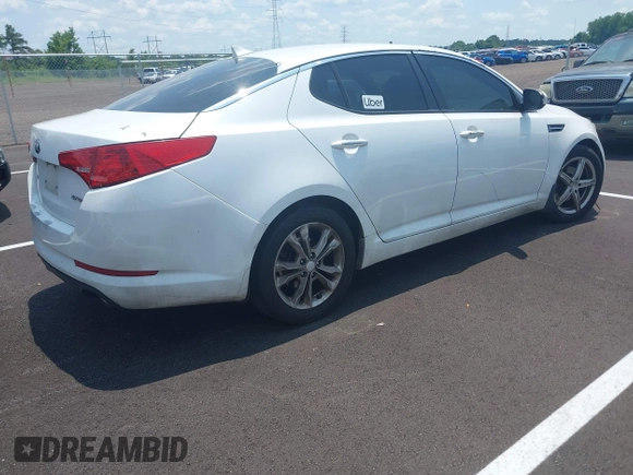 2013 Kia Optima EX z VIN 5XXGN4A70DG121117, wystawiony jako IAAI lot #42387582 z przebiegiem 314 327 mil mil oraz . Historia ofert i sprzedaży dostępna na DreamBid. Obrazek 4.