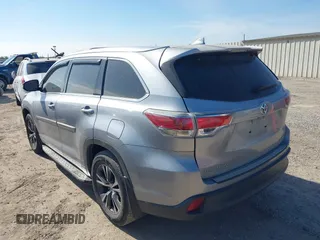 2016 Toyota Highlander XLE z VIN 5TDJKRFH1GS285752, wystawiony jako IAAI lot #40977219 z przebiegiem 139 773 mil mil oraz . Historia ofert i sprzedaży dostępna na DreamBid. Obrazek 3.