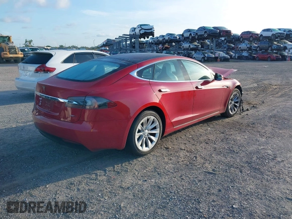 2018 Tesla Model S 75D z VIN 5YJSA1E20JF277384, wystawiony jako IAAI lot #42680941 z przebiegiem 50 464 mil mil oraz . Historia ofert i sprzedaży dostępna na DreamBid. Obrazek 4.