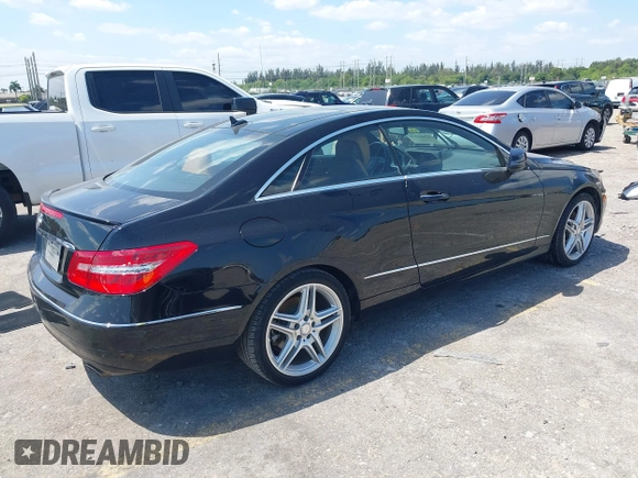 2013 Mercedes-Benz E-Class E 350 with VIN WDDKJ5KB1DF212769, listed as a IAAI auction lot 42064928 with 62,500 mi miles. Bid and sale history available at carsss.com. Image 4.