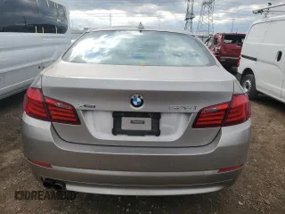 2013 BMW 5 Series 528i xDrive z VIN WBAXH5C51DD110966, wystawiony jako Copart lot #53949115 z przebiegiem 128 708 mil mil oraz Szkody całkowita. Historia ofert i sprzedaży dostępna na DreamBid. Obrazek 6.
