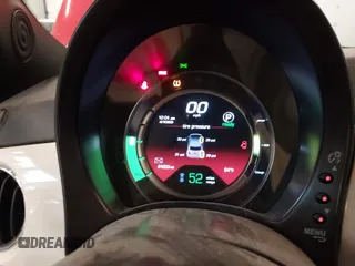 2018 FIAT 500e z VIN 3C3CFFGE4JT377259, wystawiony jako IAAI lot #41940039 z przebiegiem 61 053 mil mil oraz . Historia ofert i sprzedaży dostępna na DreamBid. Obrazek 18.