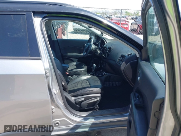 2018 Jeep Compass Latitude with VIN 3C4NJDBB3JT304145, listed as a IAAI auction lot 42008241 with 52,642 mi miles and . Bid and sale history available at DreamBid. Image 5.