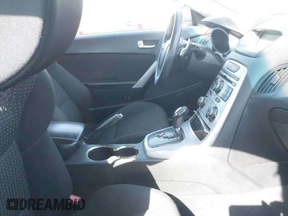 2010 Hyundai Genesis Coupe z VIN KMHHT6KDXAU015933, wystawiony jako IAAI lot #42013914 z przebiegiem 199 831 mil mil oraz . Historia ofert i sprzedaży dostępna na DreamBid. Obrazek 5.