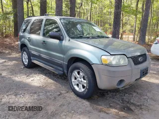 2005 Ford Escape XLT with VIN 1FMYU93105DA09261, listed as a IAAI auction lot 42043063 with 92,203 mi miles. Bid and sale history available at carsss.com. Image 1.