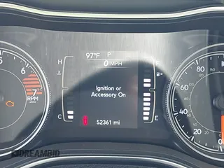 2020 Jeep Cherokee Latitude Plus z VIN 1C4PJMLB2LD616974, wystawiony jako IAAI lot #42164598 z przebiegiem 52 361 mil mil oraz . Historia ofert i sprzedaży dostępna na DreamBid. Obrazek 15.