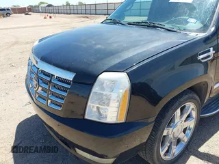 2008 Cadillac Escalade z VIN 1GYEC63858R217384, wystawiony jako IAAI lot #42045588 z przebiegiem 139 578 mil mil oraz . Historia ofert i sprzedaży dostępna na DreamBid. Obrazek 6.