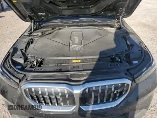 2024 BMW i5 eDrive40 with VIN WBY33FK05RCR36243, listed as a Copart auction lot 68999104 with 5,726 mi miles and Salvage Title. Bid and sale history available at carsss.com. Image 13.