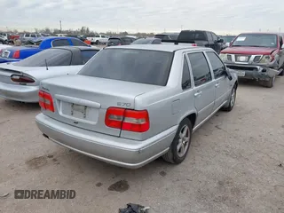 1999 Volvo S70 z VIN YV1LS55A1X1602832, wystawiony jako IAAI lot #41419464 z przebiegiem 243 610 mil mil oraz . Historia ofert i sprzedaży dostępna na DreamBid. Obrazek 4.