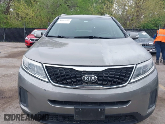 2015 Kia Sorento LX with VIN 5XYKT4A77FG601170, listed as a IAAI auction lot 42080945 with 206,689 mi miles. Bid and sale history available at carsss.com. Image 6.