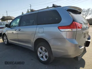 2013 Toyota Sienna LE AAS z VIN 5TDKK3DC5DS282857, wystawiony jako Copart lot #57984075 z przebiegiem 148 876 mil mil oraz Szkoda całkowita • Salvage title. Historia ofert i sprzedaży dostępna na DreamBid. Obrazek 2.