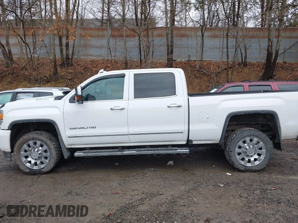 2019 GMC Sierra 2500HD Denali with VIN 1GT12SEY8KF226666, listed as a IAAI auction lot 41717939 with 45,325 mi miles. Bid and sale history available at carsss.com. Image 15.
