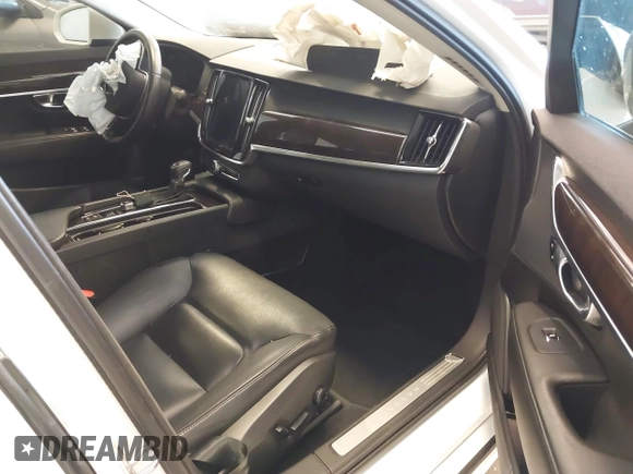 2019 Volvo S90 Momentum with VIN LVY102AK5KP081791, listed as a IAAI auction lot 41632562 with 117,384 mi miles. Bid and sale history available at carsss.com. Image 5.