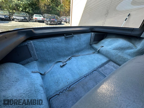 1982 Chevrolet Corvette z VIN 1G1AY8789C5101514, wystawiony jako Copart lot #87106344 z przebiegiem 3 012 mil mil oraz Czysty tytuł • Clean title. Historia ofert i sprzedaży dostępna na DreamBid. Obrazek 6.