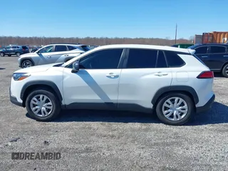 2023 Toyota Corolla Cross L z VIN 7MUAAAAG9PV071147, wystawiony jako IAAI lot #41849893 z przebiegiem 13 545 mil mil oraz . Historia ofert i sprzedaży dostępna na DreamBid. Obrazek 14.