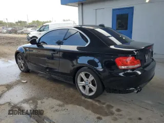 2013 BMW 1 Series 128i z VIN WBAUP7C54DVP25748, wystawiony jako Copart lot #62536075 z przebiegiem 187 591 mil mil oraz Czysty tytuł • Clean title. Historia ofert i sprzedaży dostępna na DreamBid. Obrazek 2.