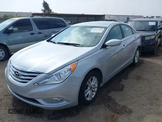 2013 Hyundai Sonata GLS z VIN 5NPEB4AC8DH533528, wystawiony jako IAAI lot #42175240 z przebiegiem 88 841 mil mil oraz . Historia ofert i sprzedaży dostępna na DreamBid. Obrazek 6.