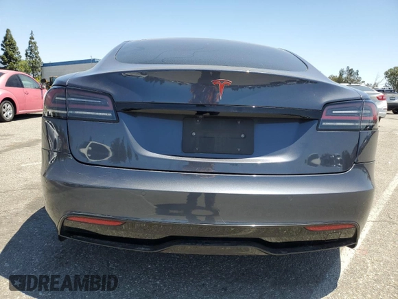 2022 Tesla Model S z VIN 5YJSA1E53NF491494, wystawiony jako Copart lot #56483015 z przebiegiem 31 507 mil mil oraz Szkoda całkowita • Salvage title. Historia ofert i sprzedaży dostępna na DreamBid. Obrazek 6.
