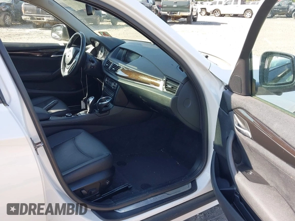 2015 BMW X1 xDrive28i z VIN WBAVL1C56FVY37452, wystawiony jako IAAI lot #42159918 z przebiegiem 70 044 mil mil oraz . Historia ofert i sprzedaży dostępna na DreamBid. Obrazek 5.