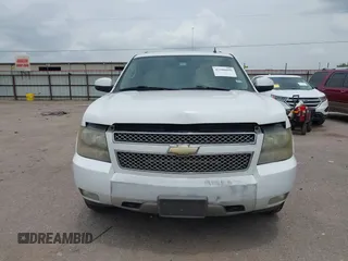 2011 Chevrolet Tahoe LT z VIN 1GNSCBE07BR243556, wystawiony jako IAAI lot #42306995 z przebiegiem Nie podano mil oraz . Historia ofert i sprzedaży dostępna na DreamBid. Obrazek 11.