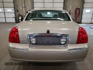 2005 Lincoln Town Car Signature z VIN 1LNHM81W55Y670818, wystawiony jako Copart lot #53279985 z przebiegiem 95 939 mil mil oraz Szkoda całkowita • Salvage title. Historia ofert i sprzedaży dostępna na DreamBid. Obrazek 6.