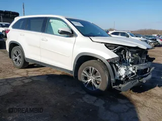 2019 Toyota Highlander LE z VIN 5TDBZRFH7KS964417, wystawiony jako IAAI lot #41443114 z przebiegiem 130 001 mil mil oraz . Historia ofert i sprzedaży dostępna na DreamBid. Obrazek 1.
