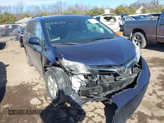 2018 Toyota Sienna LE Auto Access Seat with VIN 5TDKZ3DC1JS949043, listed as a IAAI auction lot 41529026 with 277,095 mi miles. Bid and sale history available at carsss.com. Image 1.