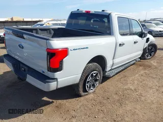 2023 Ford F-150 Lightning Pro z VIN 1FTVW1EL6PWG01336, wystawiony jako IAAI lot #41692903 z przebiegiem 39 085 mil mil oraz . Historia ofert i sprzedaży dostępna na DreamBid. Obrazek 4.