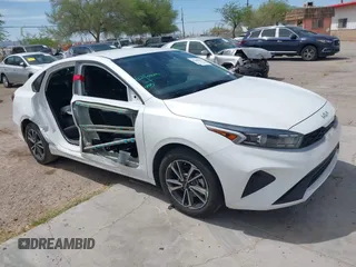 2022 Kia Forte LXS z VIN 3KPF24AD8NE482132, wystawiony jako IAAI lot #42260907 z przebiegiem 43 896 mil mil oraz . Historia ofert i sprzedaży dostępna na DreamBid. Obrazek 1.