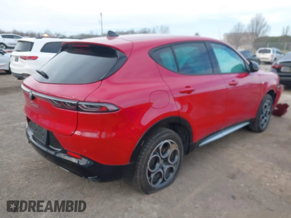 2024 Alfa Romeo Tonale Ti z VIN ZASPATCW8R3058676, wystawiony jako IAAI lot #41743432 z przebiegiem 7 985 mil mil oraz . Historia ofert i sprzedaży dostępna na DreamBid. Obrazek 4.
