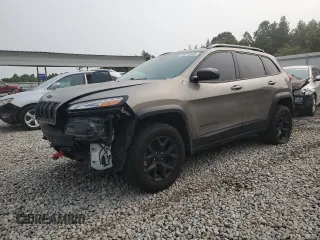 2017 Jeep Cherokee Trailhawk z VIN 1C4PJMBS0HW614556, wystawiony jako Copart lot #59213445 z przebiegiem 135 533 mil mil oraz Czysty tytuł • Clean title. Historia ofert i sprzedaży dostępna na DreamBid. Obrazek 1.