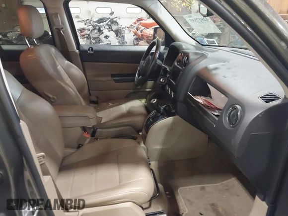 2015 Jeep Patriot Latitude z VIN 1C4NJRFB9FD417747, wystawiony jako IAAI lot #42527555 z przebiegiem 290 316 mil mil oraz . Historia ofert i sprzedaży dostępna na DreamBid. Obrazek 5.