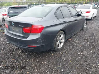 2013 BMW 3 Series 328i xDrive z VIN WBA3B5G5XDNS04431, wystawiony jako IAAI lot #42186095 z przebiegiem Nie podano mil oraz . Historia ofert i sprzedaży dostępna na DreamBid. Obrazek 4.