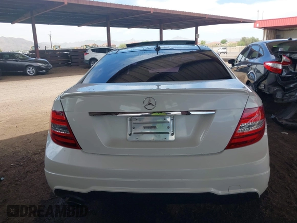 2014 Mercedes-Benz C 250 с VIN WDDGJ4HBXEG289823, выставлен на аукционе IAAI как лот 42344530 с пробегом 122 670 миль миль и . История ставок и продаж доступна на DreamBid. Изображение 16.
