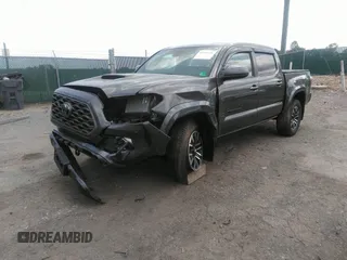 2021 Toyota Tacoma SR z VIN 3TYCZ5AN7MT017377, wystawiony jako IAAI lot #42285326 z przebiegiem 91 657 mil mil oraz . Historia ofert i sprzedaży dostępna na DreamBid. Obrazek 2.