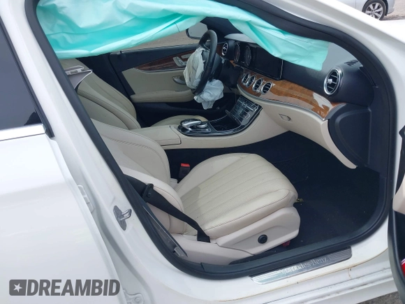 2018 Mercedes-Benz E 300 z VIN WDDZF4JBXJA448650, wystawiony jako IAAI lot #42343961 z przebiegiem 92 810 mil mil oraz . Historia ofert i sprzedaży dostępna na DreamBid. Obrazek 5.