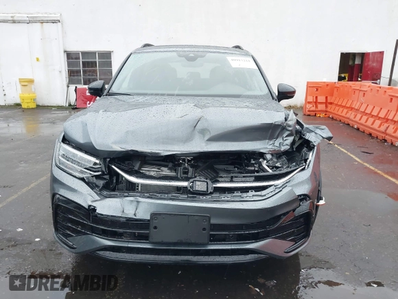 2024 Volkswagen Tiguan SE R-Line Black with VIN 3VV8B7AX8RM141105, listed as a IAAI auction lot 40923212 with 2,698 mi miles and . Bid and sale history available at DreamBid. Image 12.
