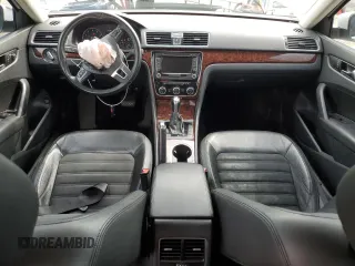 2013 Volkswagen Passat SEL Premium z VIN 1VWCH7A30DC039521, wystawiony jako Copart lot #56795935 z przebiegiem 127 052 mil mil oraz Nie do naprawy • Non repairable. Historia ofert i sprzedaży dostępna na DreamBid. Obrazek 8.