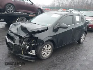 2012 Chevrolet Sonic LT z VIN 1G1JD6SH4C4176084, wystawiony jako IAAI lot #41479847 z przebiegiem 57 690 mil mil oraz . Historia ofert i sprzedaży dostępna na DreamBid. Obrazek 2.