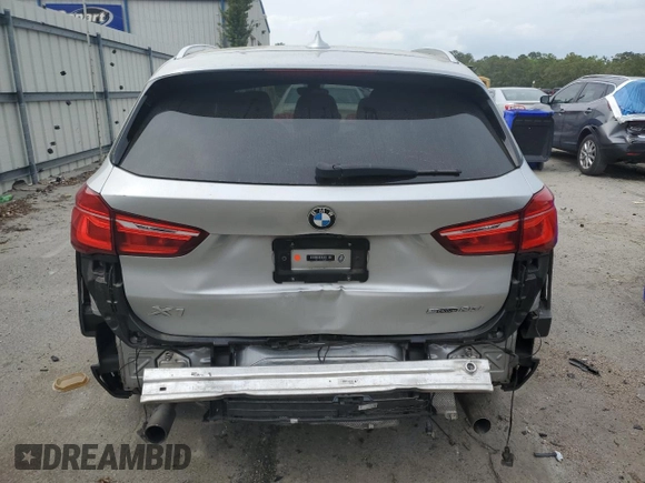 2018 BMW X1 sDrive28i z VIN WBXHU7C32J3H44095, wystawiony jako Copart lot #53780865 z przebiegiem Nie podano mil oraz Szkody całkowita. Historia ofert i sprzedaży dostępna na DreamBid. Obrazek 6.
