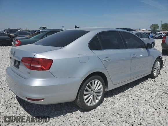 2015 Volkswagen Jetta SE z VIN 3VWD07AJ4FM229656, wystawiony jako Copart lot #49211565 z przebiegiem 96 173 mil mil oraz Szkoda całkowita • Salvage title. Historia ofert i sprzedaży dostępna na DreamBid. Obrazek 3.
