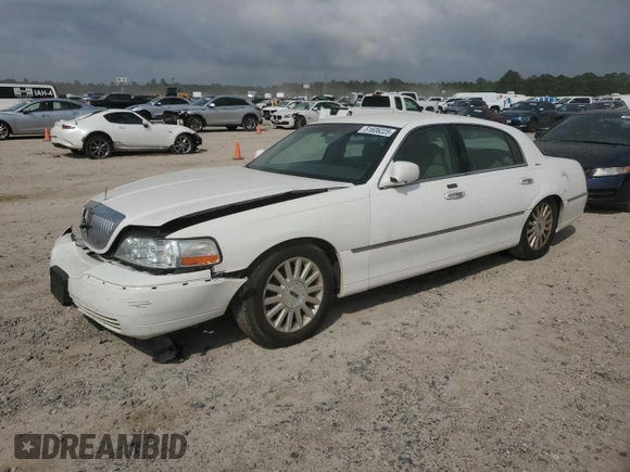 2003 Lincoln Town Car Executive z VIN 1LNHM81W73Y652530, wystawiony jako Copart lot #51606225 z przebiegiem 122 019 mil mil oraz Szkoda całkowita • Salvage title. Historia ofert i sprzedaży dostępna na DreamBid. Obrazek 1.