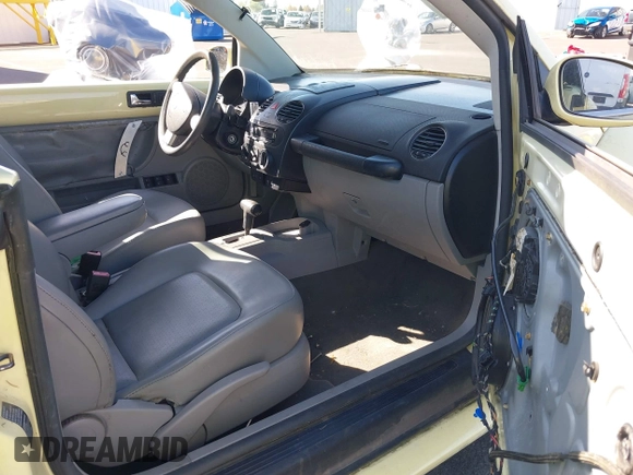 2006 Volkswagen Beetle z VIN 3VWRF31Y56M309056, wystawiony jako IAAI lot #42036172 z przebiegiem 129 106 mil mil oraz . Historia ofert i sprzedaży dostępna na DreamBid. Obrazek 5.